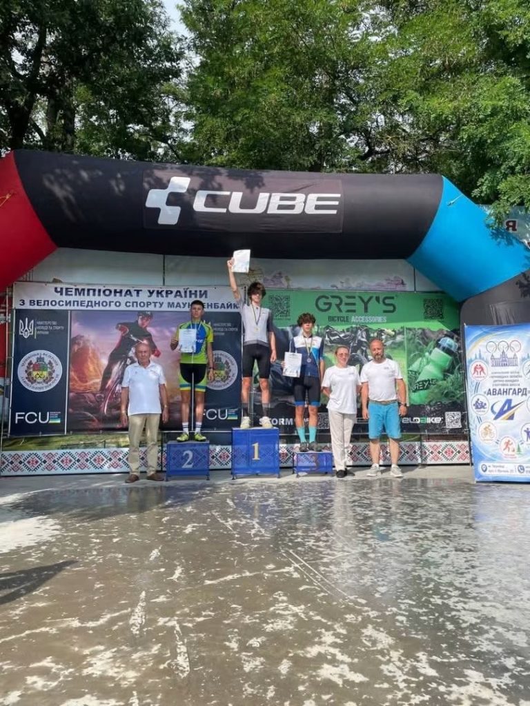на фото - Черкаські велосипедисти стали переможцями чемпіонату України з маунтенбайку
