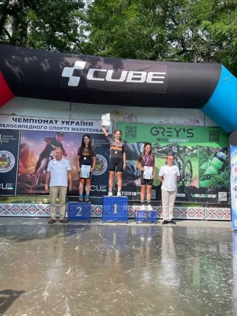 на фото -Черкаські велосипедисти стали переможцями чемпіонату України з маунтенбайку