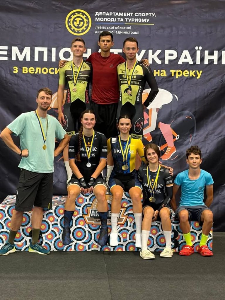 на фото - Черкаські велосипедисти вибороли низку нагород