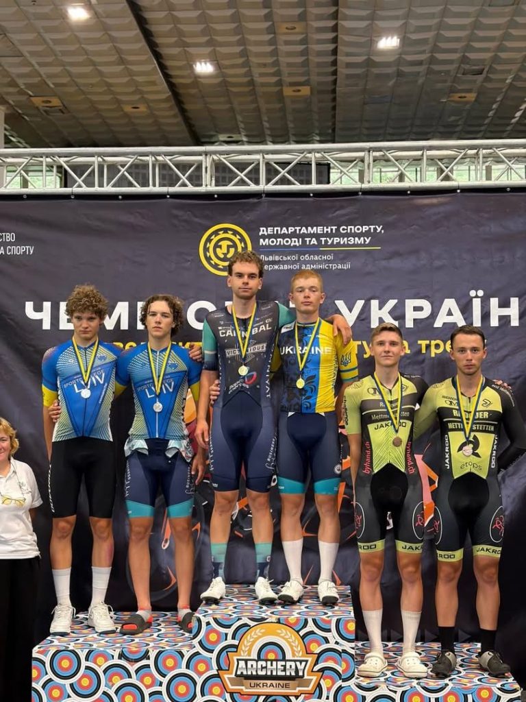 на фото - Черкаські велосипедисти вибороли низку нагород 