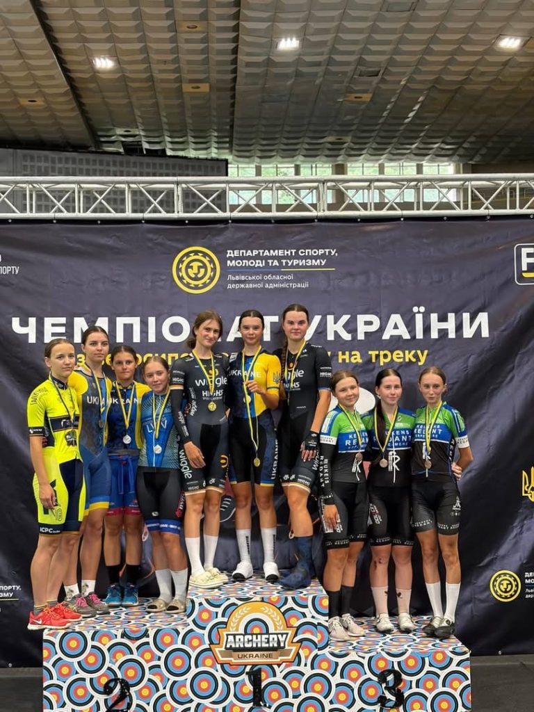 на фото - Черкаські велосипедисти вибороли низку нагород 