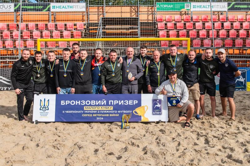 На фото - Черкаські Козаки – чемпіони України з пляжного футболу серед ветеранів
