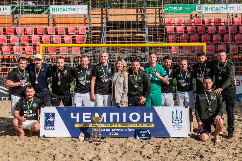 На фото - Черкаські Козаки – чемпіони України з пляжного футболу серед ветеранів