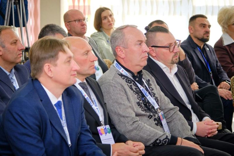 На фото - Інвестиції в освіту – інвестиції в майбутнє: на Черкащині пройшов Саміт міських голів