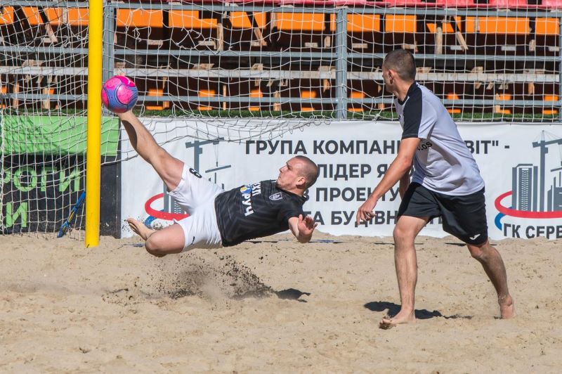 На фото - Черкаські Козаки – чемпіони України з пляжного футболу серед ветеранів