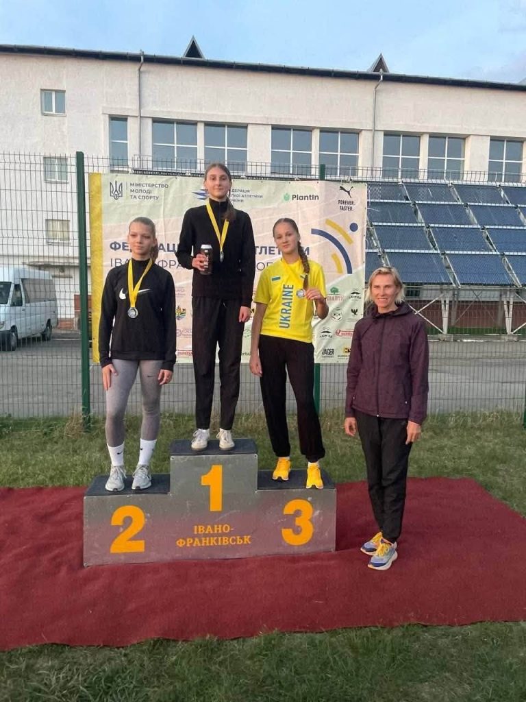 на фото - Черкаські легкоатлети з командним золотом чемпіонату України