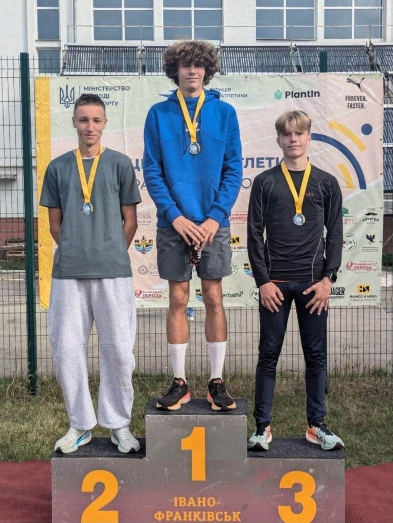 на фото - Черкаські легкоатлети з командним золотом чемпіонату України