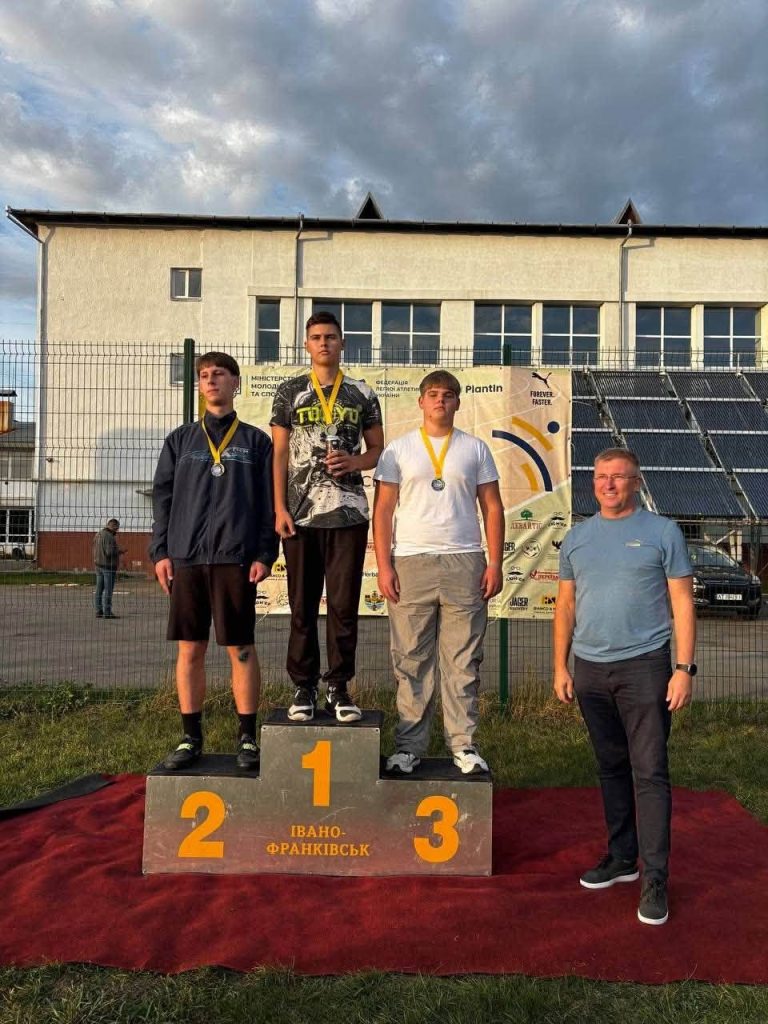 на фото - Черкаські легкоатлети з командним золотом чемпіонату України
