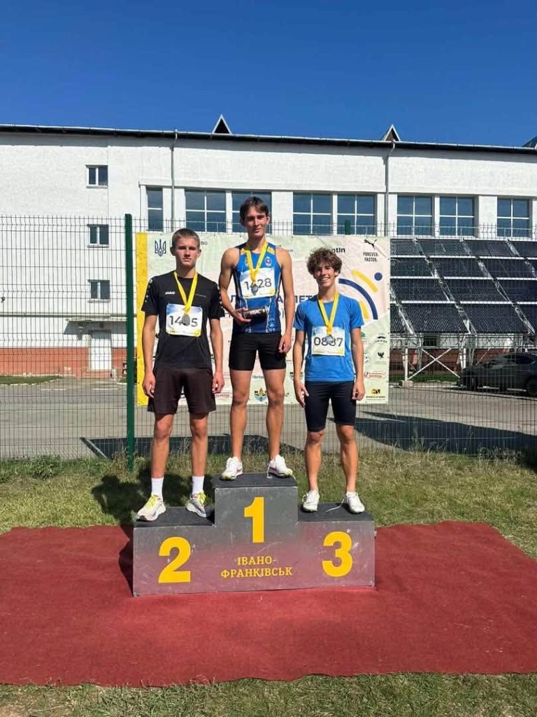 на фото - Черкаські легкоатлети з командним золотом чемпіонату України