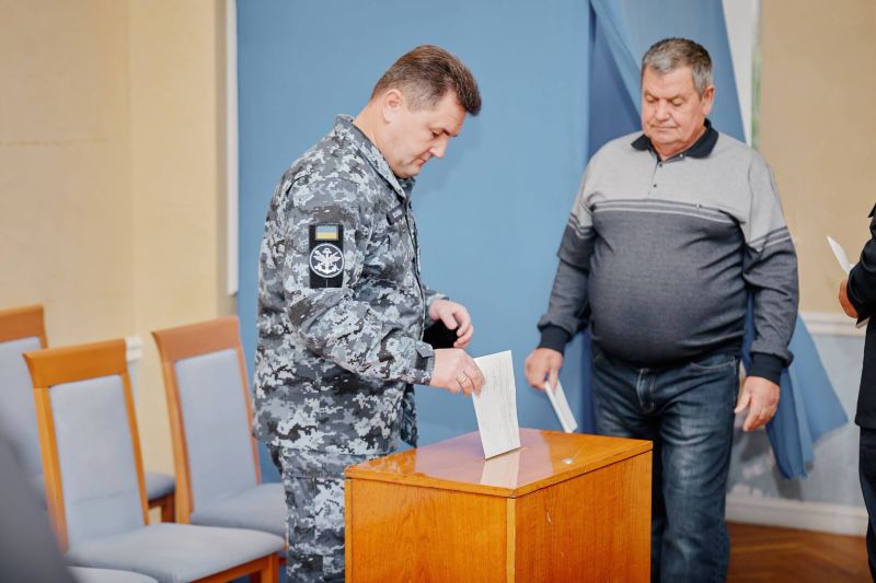 На фото - Черкаська обласна рада – з обраним головою